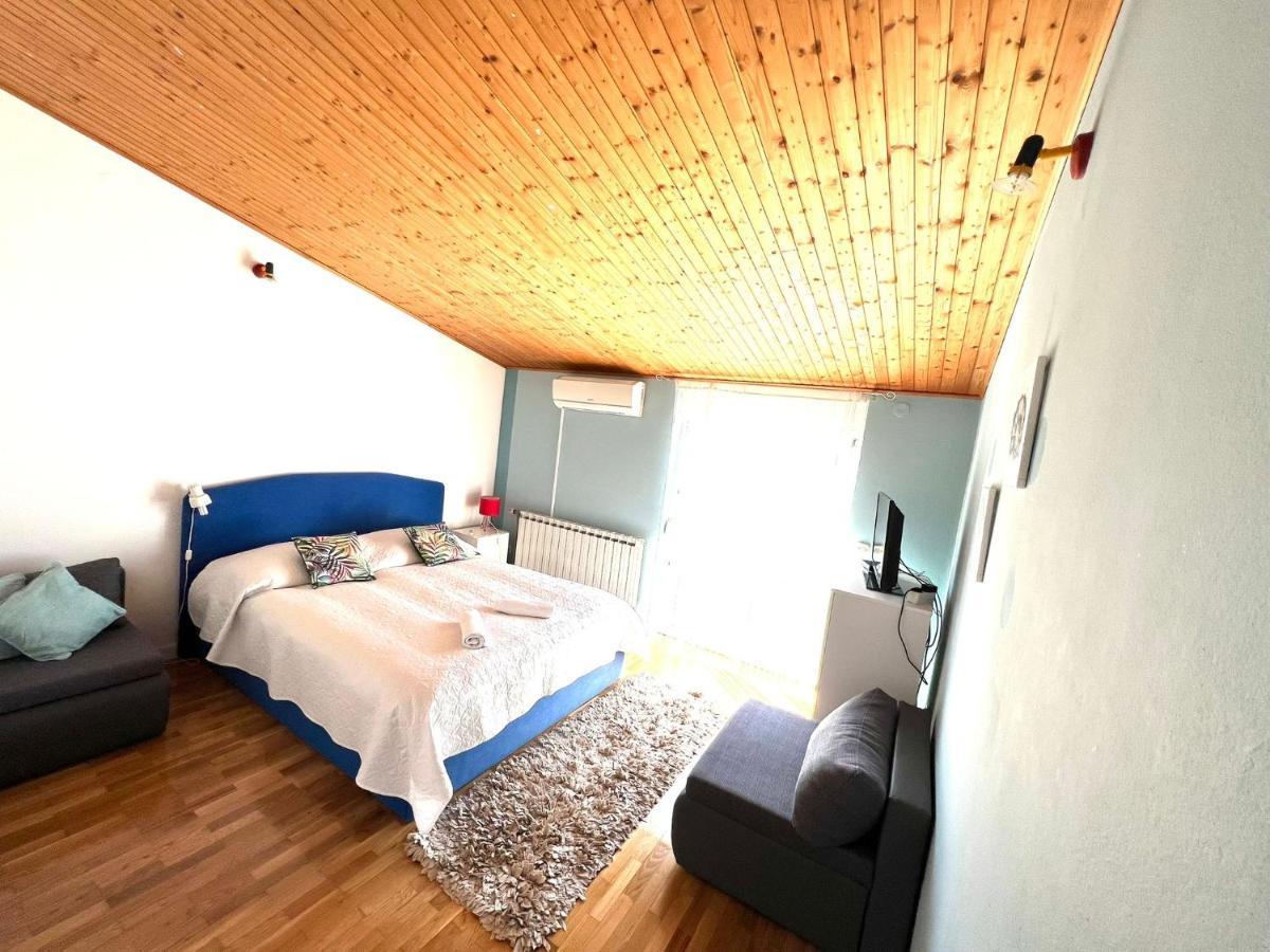 Apartments Toni ポドストラナ エクステリア 写真