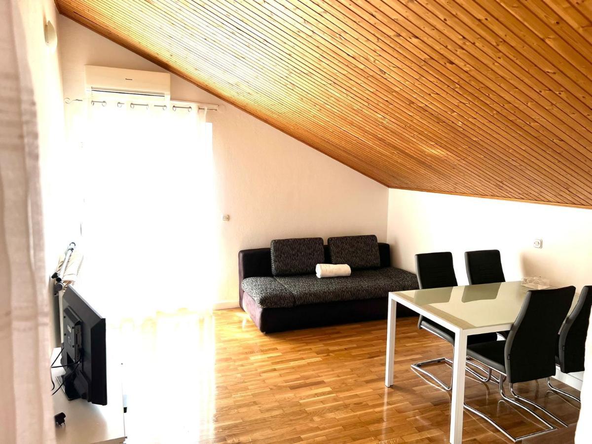 Apartments Toni ポドストラナ エクステリア 写真